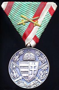 Hungary: War Medal 1914-1918. For Combatants. with gilt 'Swords' emblem. Silvered bronze