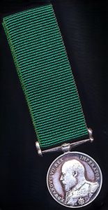 United Kingdom: Volunteer Force Long Service Medal EDVII issue. Variant type with the King-Emperor wearing 'Naval Admiral's Uniform'. As awarded to United Kingdom volunteers