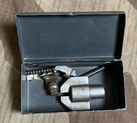 Rare MG42 Gunners Pouch Small Parts Tin — image 4