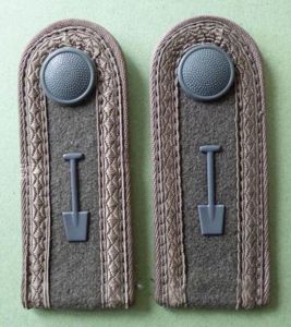 East Germany (DDR) : National Volksarmee (NVA) Pair of Slip-on Combat-kit Epaulettes for an Unteroffizier of Construction Troops (Bausoldaten).