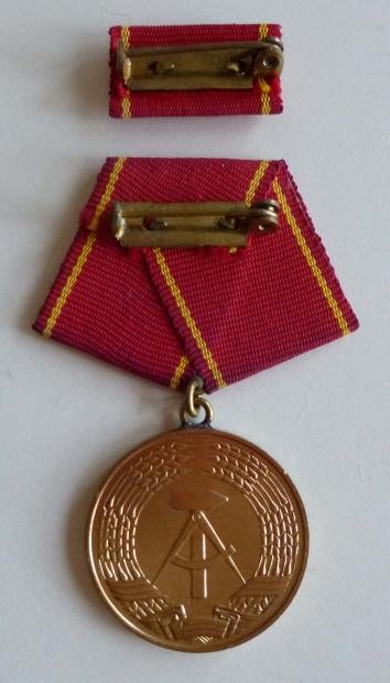 East Germany (DDR) : Medal for 25-years Loyal Service in the Combat-Groups of the Working Classes (Kampfgruppen der Arbeiterklasse) in original presentation case. — image 3