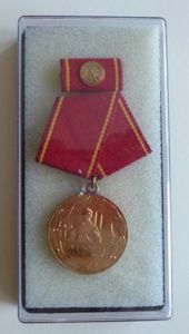 East Germany (DDR) : Medal for 25-years Loyal Service in the Combat-Groups of the Working Classes (Kampfgruppen der Arbeiterklasse) in original presentation case.