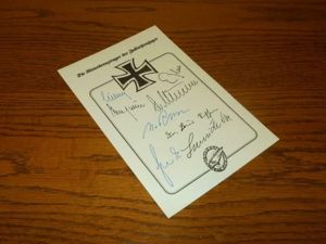 WW II GERMAN – FALLSCHIRMJAGER AUTOGRAPHS x8 – GROUPING CARD – KNIGHT'S CROSS