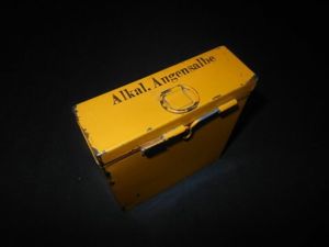 WW II German WH Verbandkasten – ALKAL. AUGENSALBE – MEDICAL STORAGE BOX – NICE!