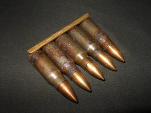 WW2 German Wehrmacht Luftwaffe – 7.92mm KURZ ROUNDS & STRIPPER CLIP #2 – MP44 StG44 – NICE!