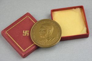 1933 Adolf Hitler coin 'Unser die Zukumft' in etui by Bayer Hauptmünzamt