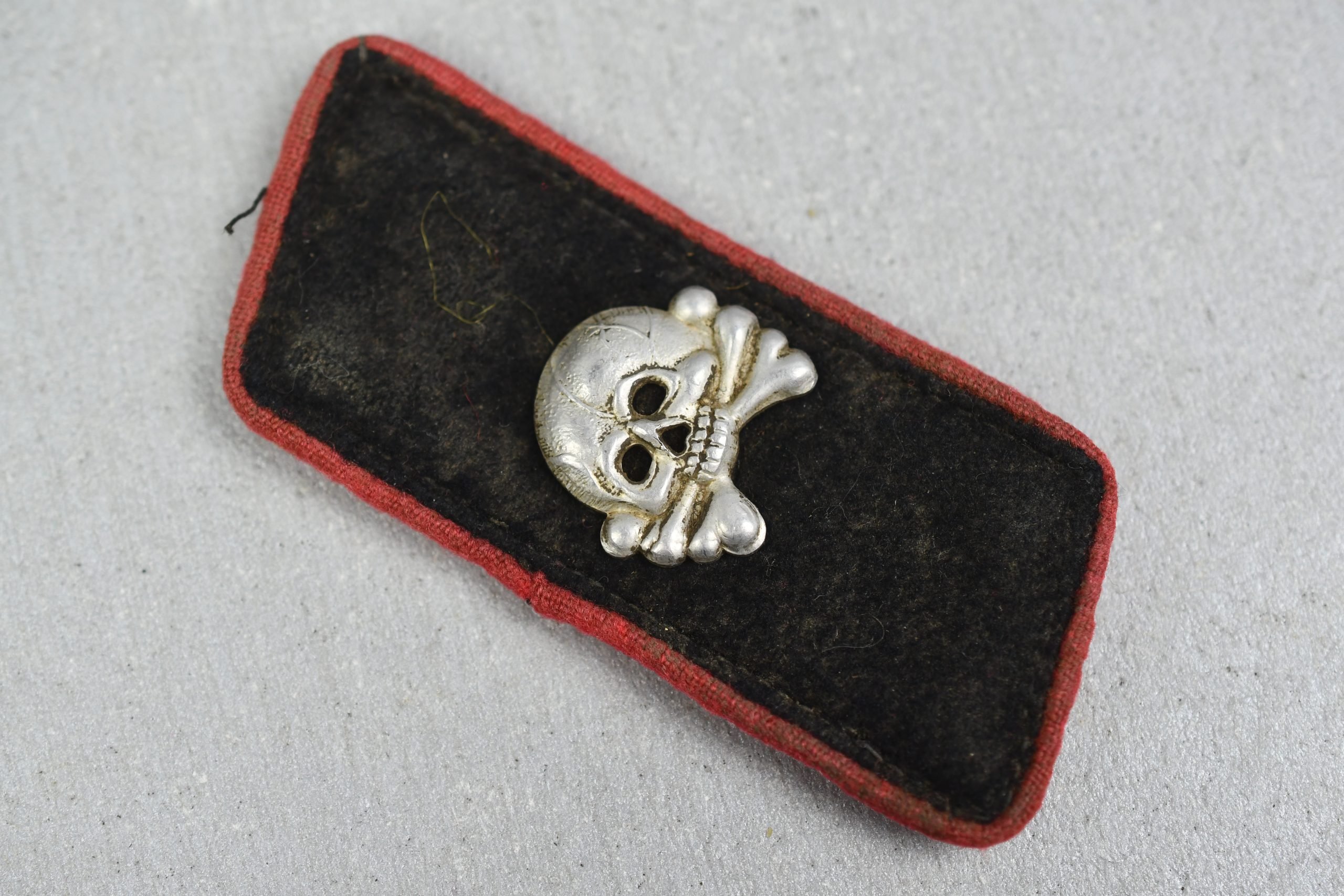 Army (Heer) early ‘Panzer’ collar tab with skull