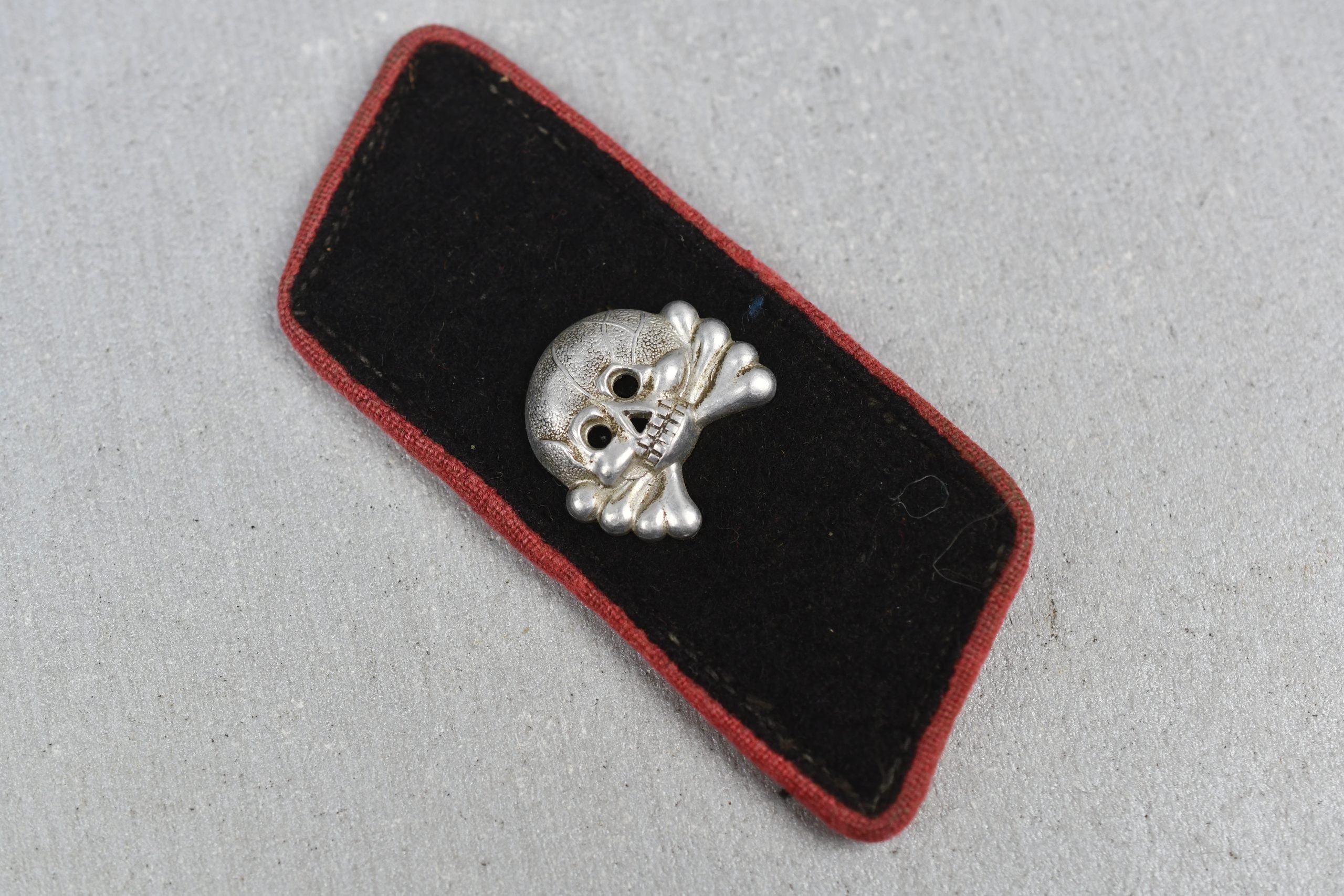 Army (Heer) early ‘Panzer’ collar tab with skull