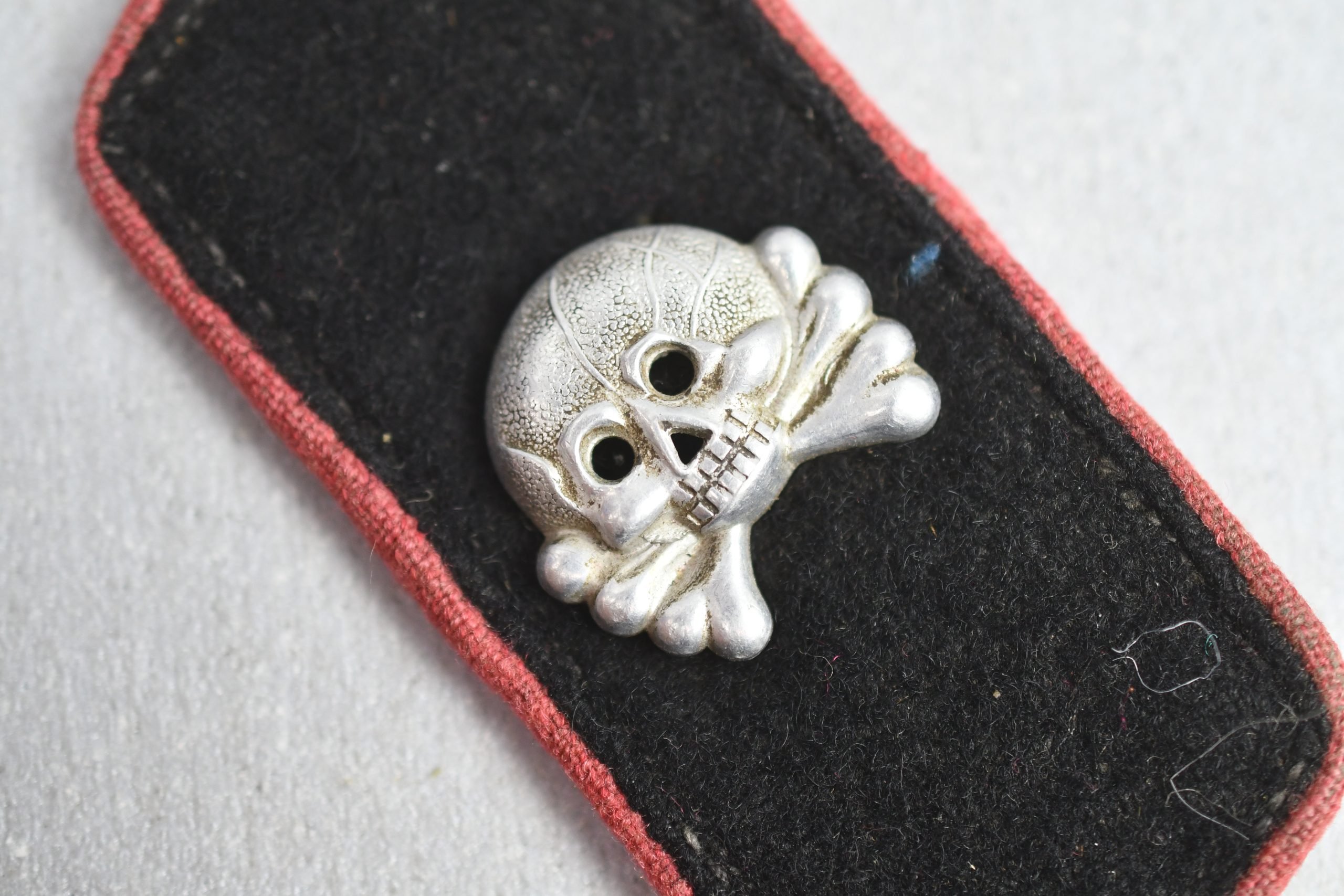 Army (Heer) early ‘Panzer’ collar tab with skull — image 2