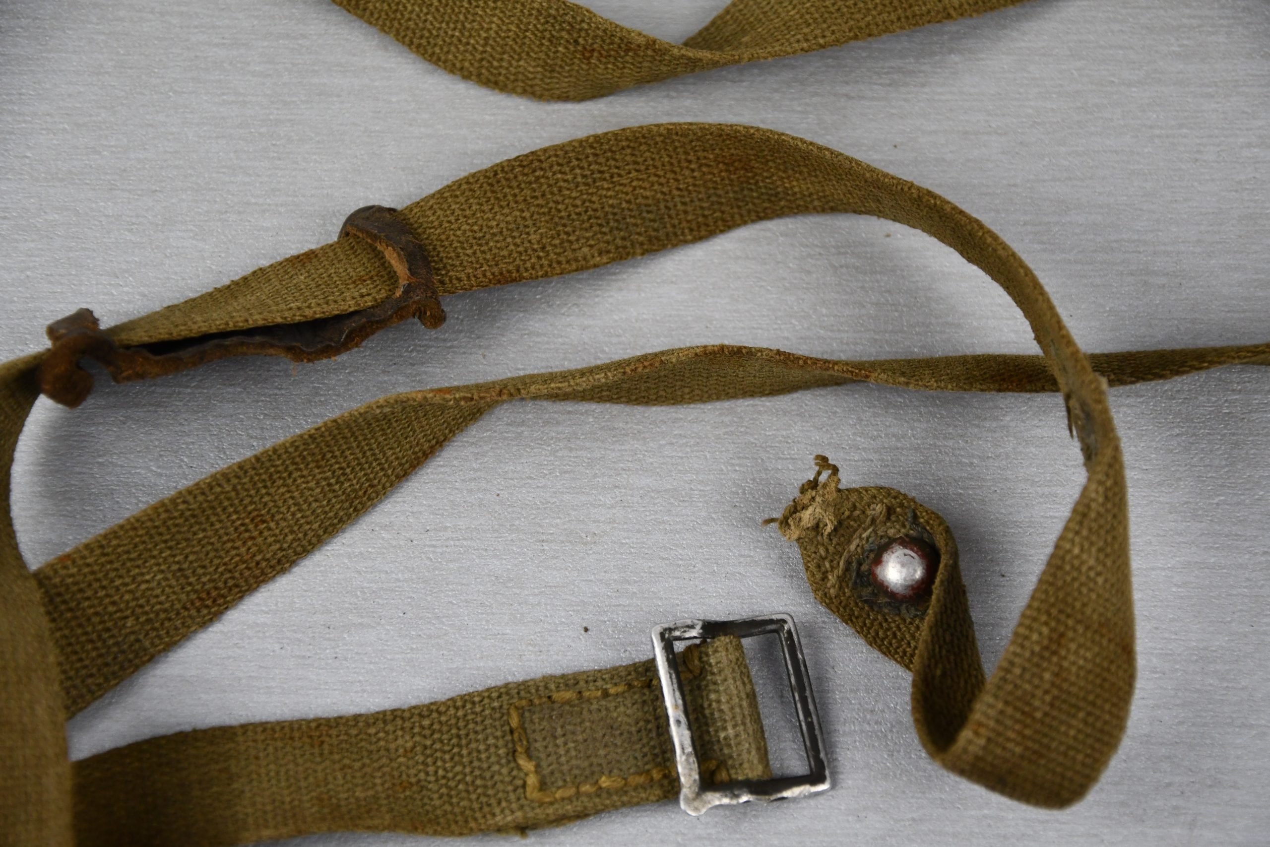 Early M31 Wehrmacht straps for the gas mask canister — image 4