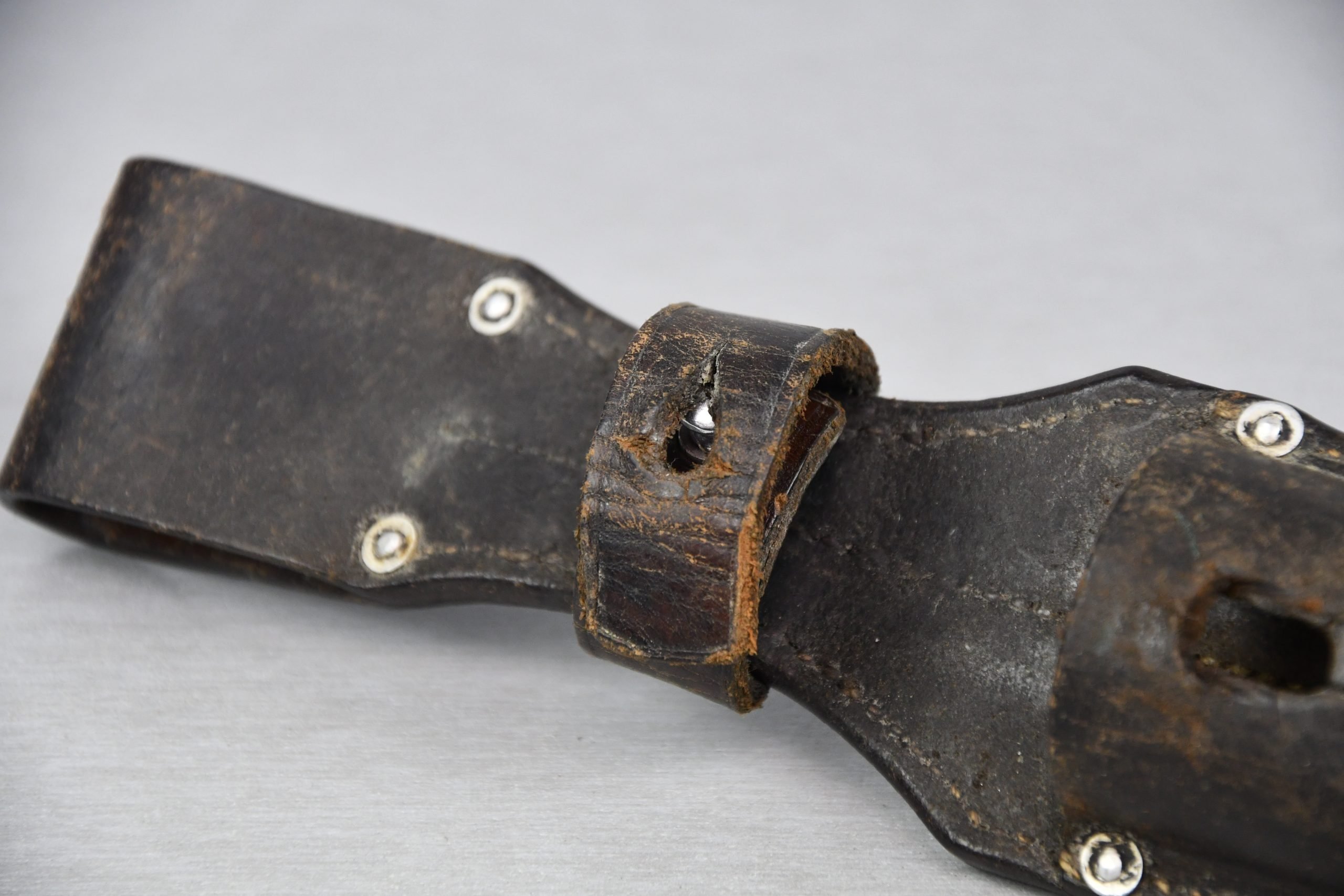 Early Werhmacht K98 bayonet frog in brown leather 1938 — image 2