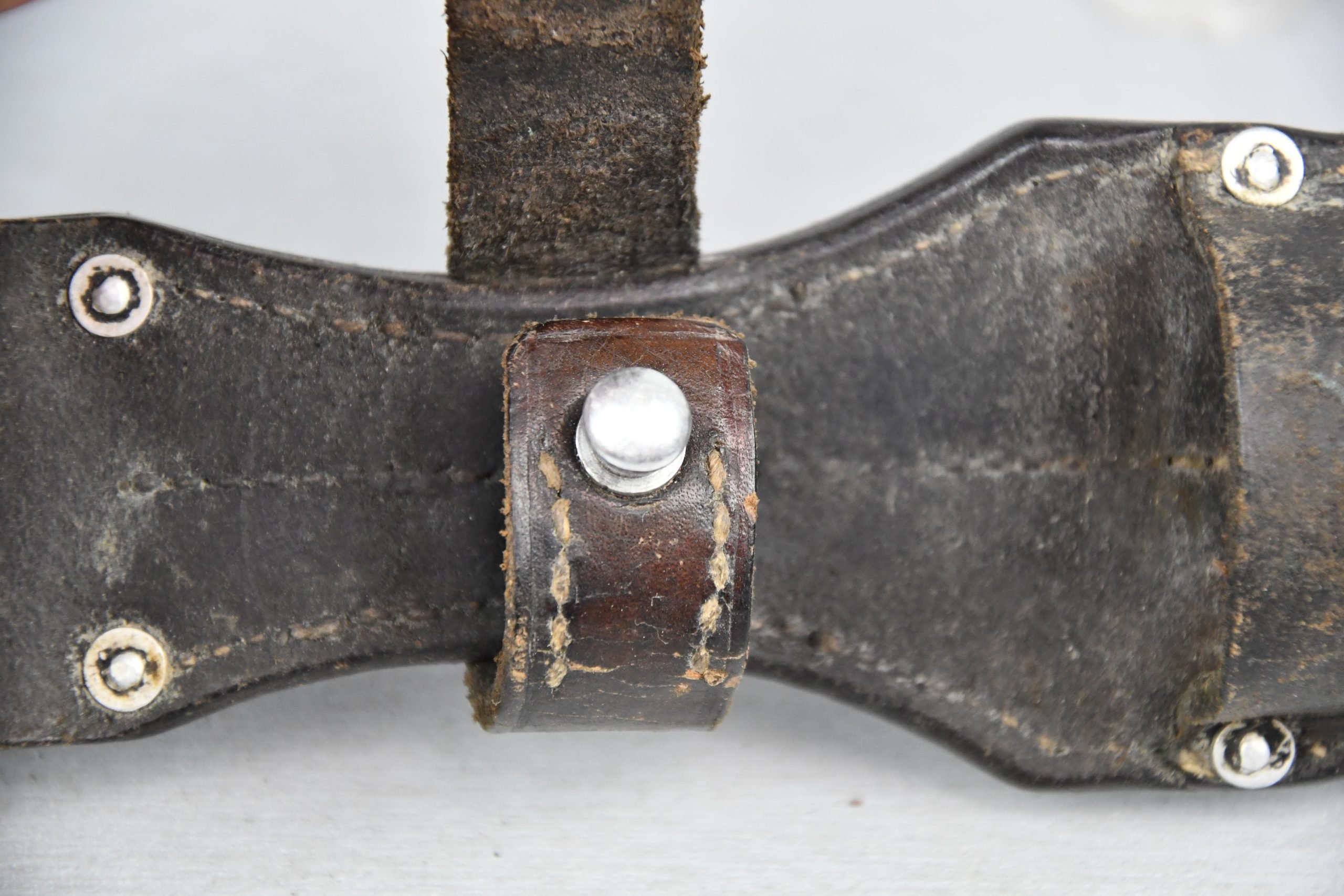 Early Werhmacht K98 bayonet frog in brown leather 1938 — image 3