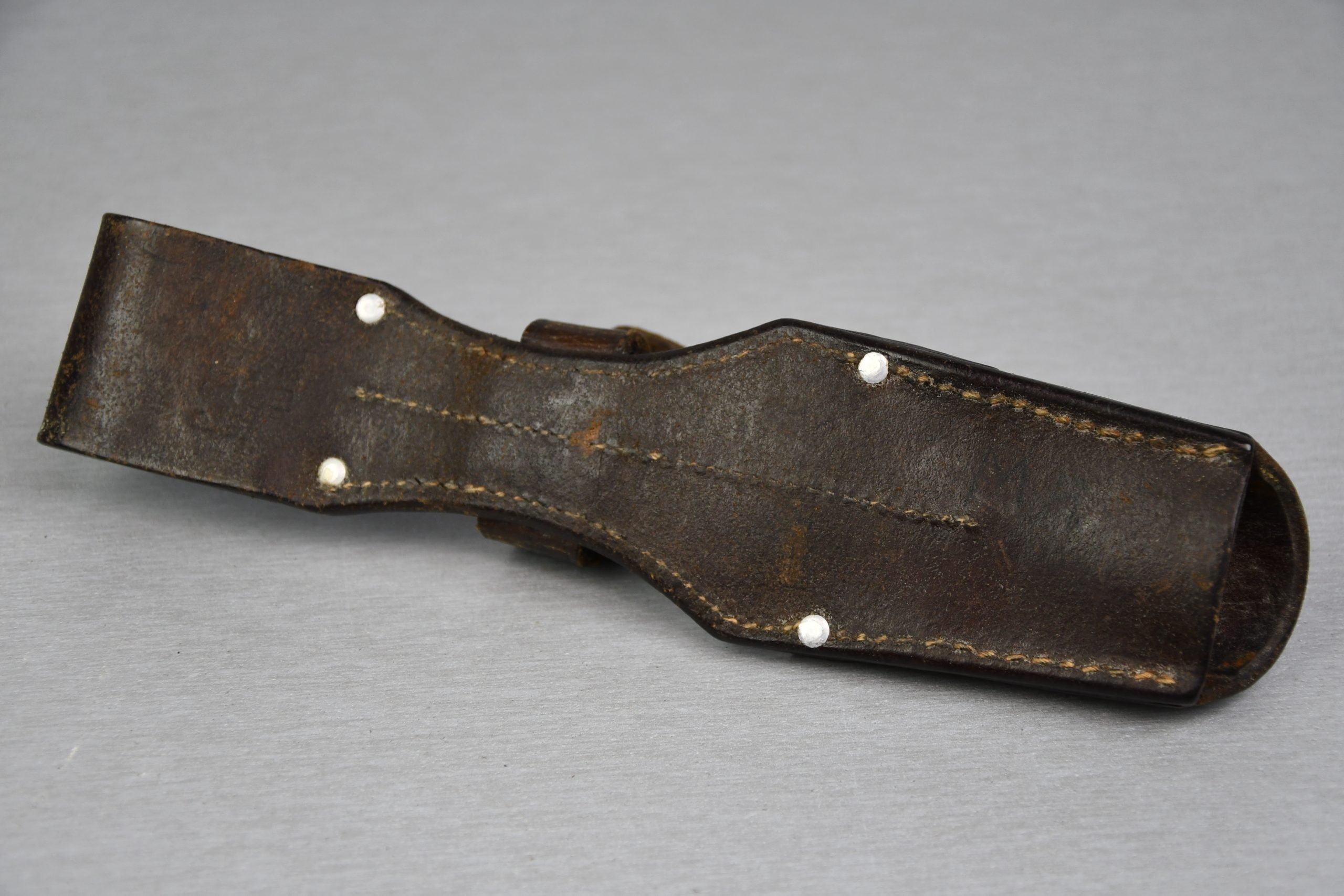 Early Werhmacht K98 bayonet frog in brown leather 1938 — image 4