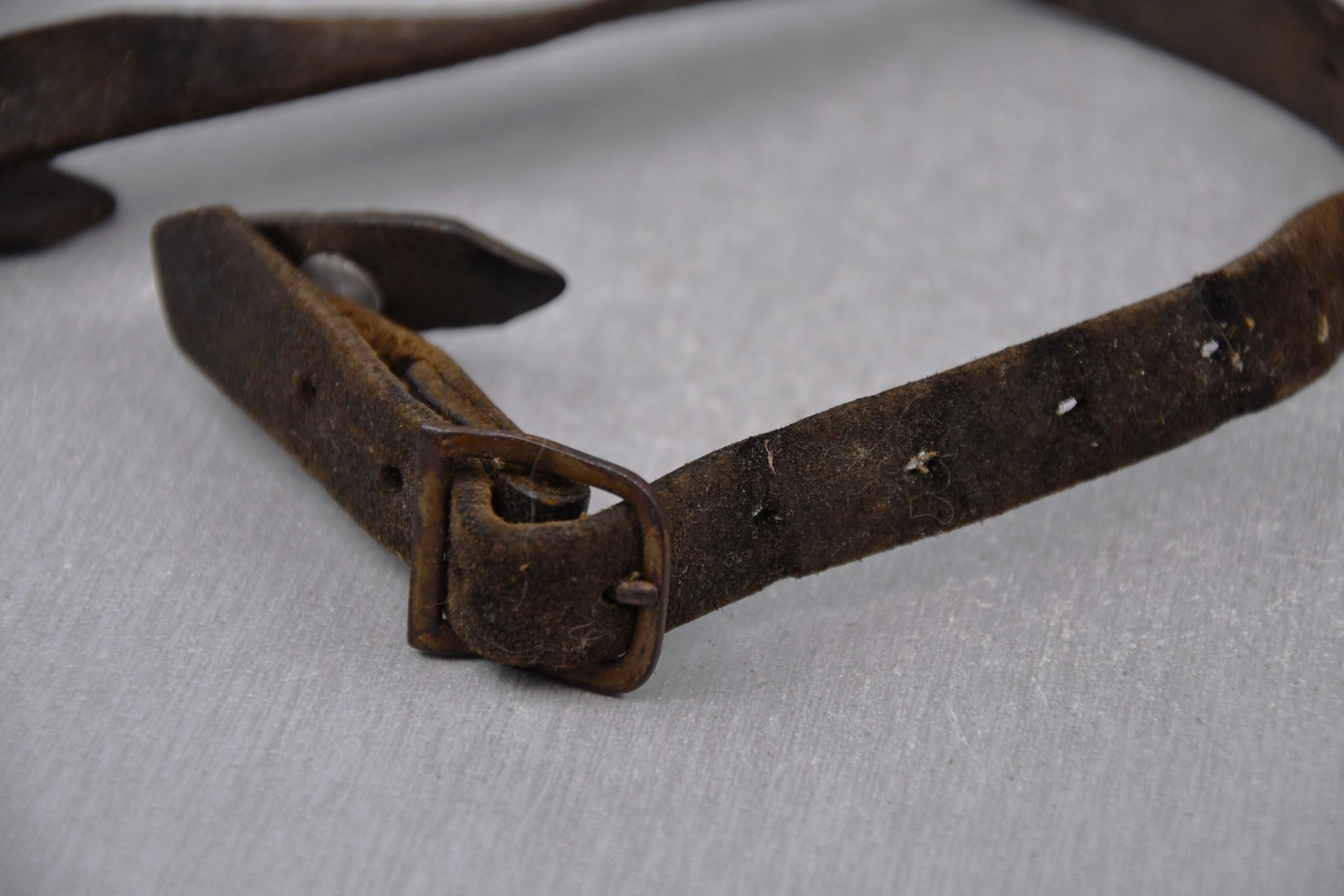 German helmet chin strap ca. 1942 — image 2