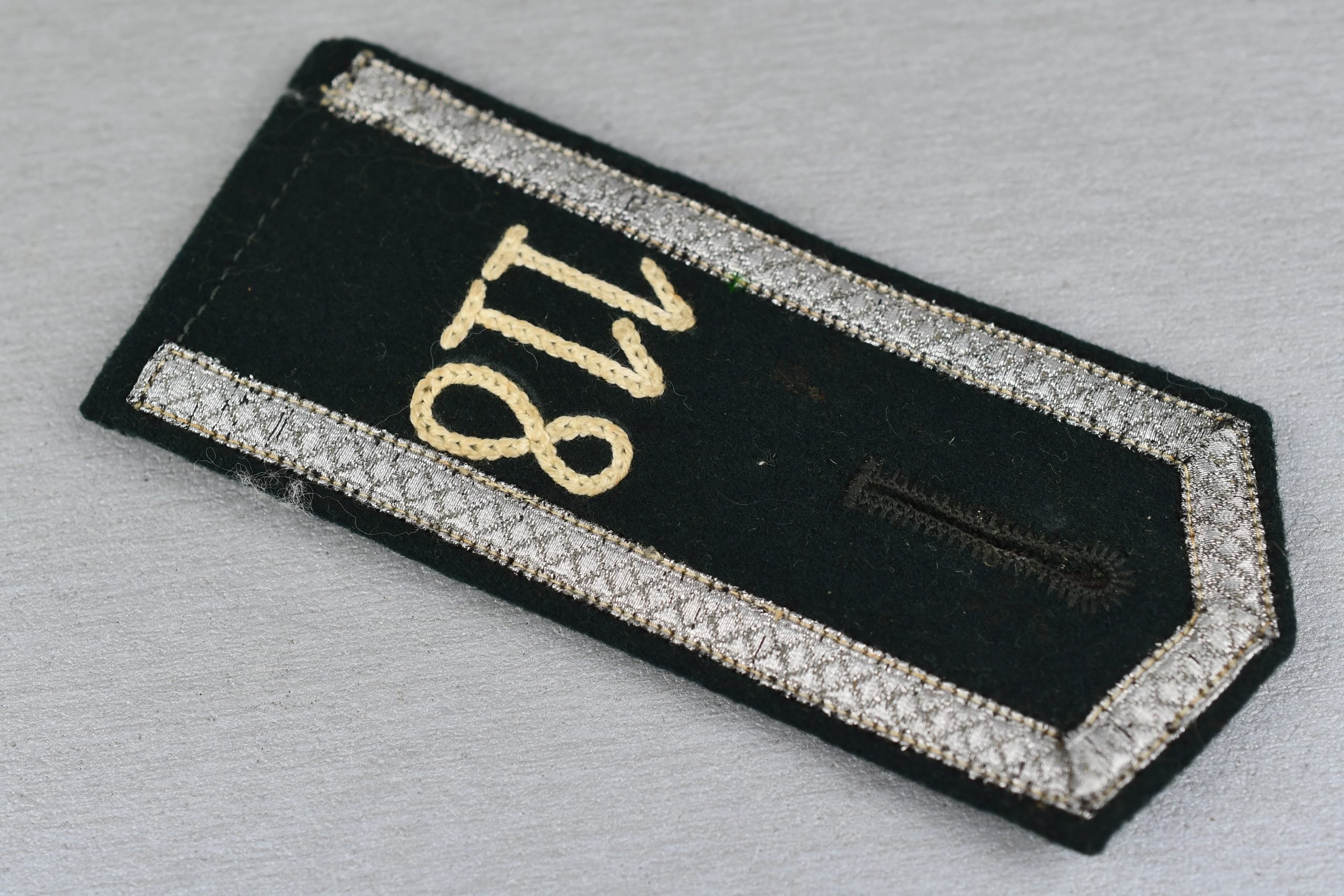 Early M33 army (Heer) shoulder board Infanterie-Regiment 118 for Unteroffizier