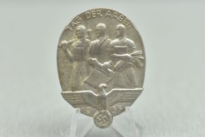 Day badge tinnie 'Tag Der Arbeit 1936' by Paul Merkens
