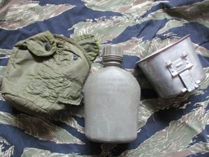 1969 US ARMY issue VIETNAM WAR M67 ALICE WEBBING canteen POUCH & bottle & MUG