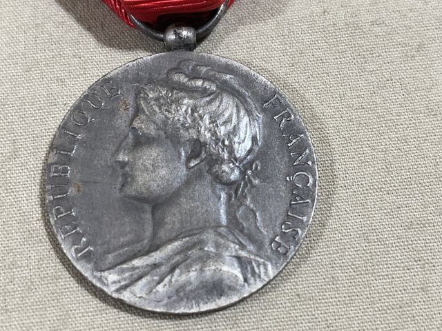 Original 1955 French Republique Francaise Ministere Du Travail Medal, NAMED — image 2
