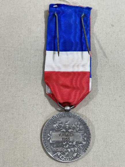 Original 1955 French Republique Francaise Ministere Du Travail Medal, NAMED — image 5