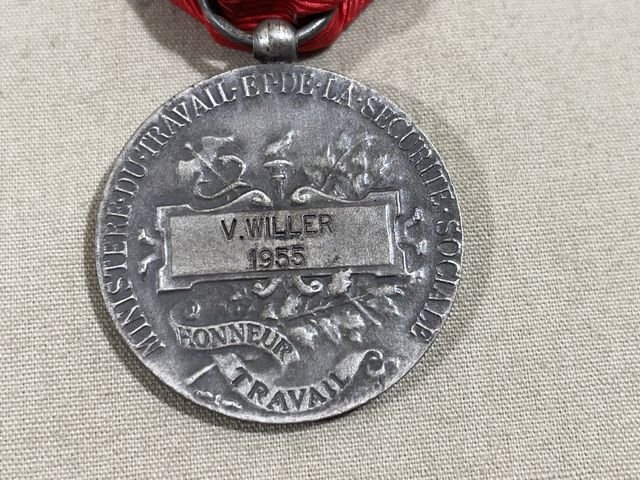 Original 1955 French Republique Francaise Ministere Du Travail Medal, NAMED — image 6