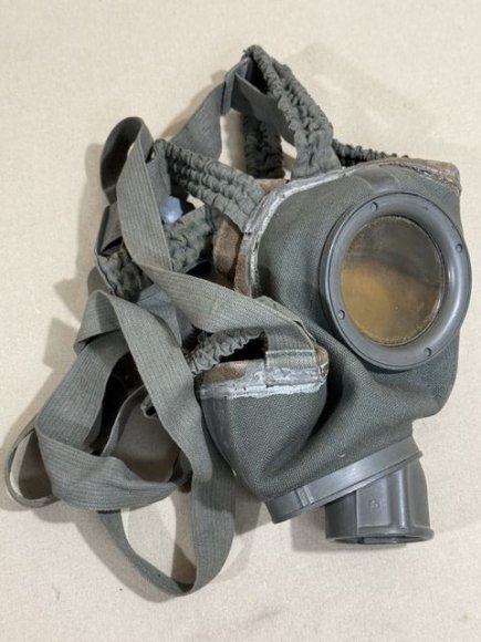 HOLD! Original Pre-WWII German Soldier's M30 Gas Mask, Size 2 UNISSUED — image 2
