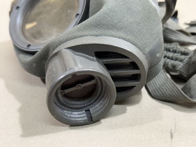 HOLD! Original Pre-WWII German Soldier's M30 Gas Mask, Size 2 UNISSUED — image 5
