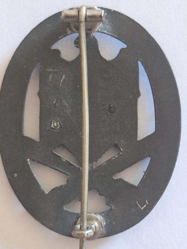 General Assault Badge.Africa Campaign Bring Back.