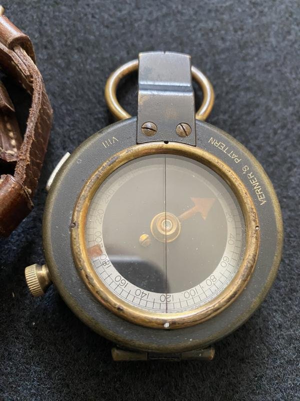 WW1 1918 DATED BRITISH OFFICER'S COMPASS IN LEATHER POUCH — image 2