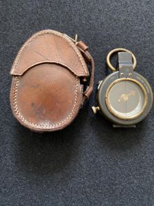 WW1 1918 DATED BRITISH OFFICER'S COMPASS IN LEATHER POUCH