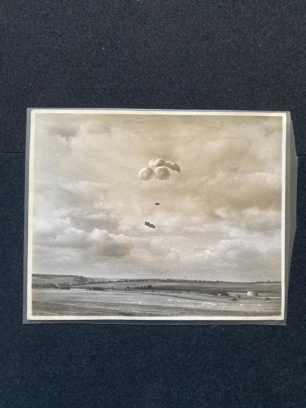 BRITISH OFFICIAL PHOTO OF THE AIRBORNE DROPPING SUPLLIES