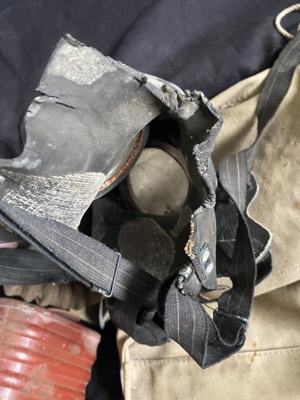 WW2 BRITISH SERVICE GAS MASK SET — image 6
