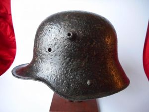 GERMAN WW1 STEEL HELMET.