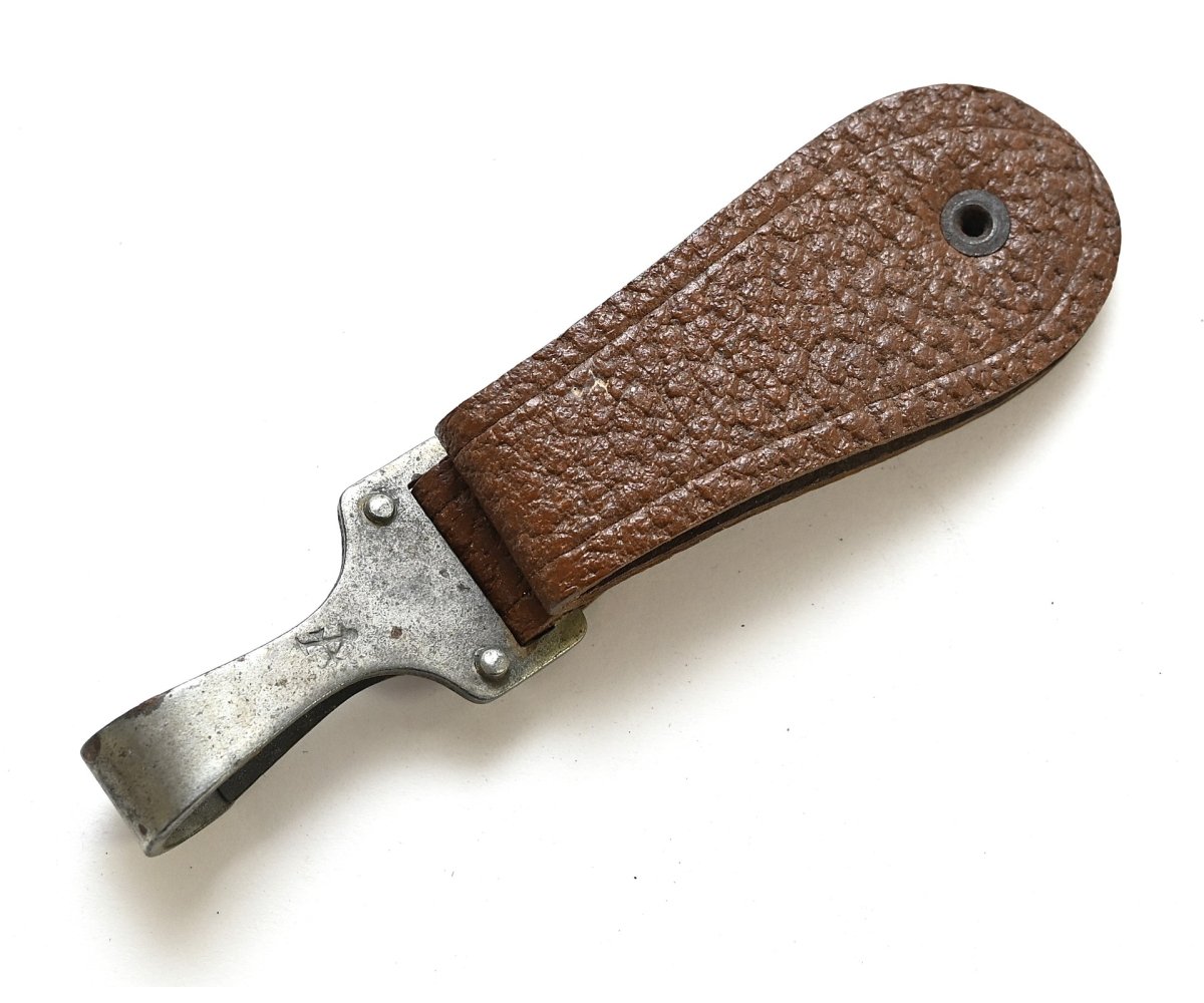 Ersatz Leather Daggen/Sword Hanger (Assmann) — image 2