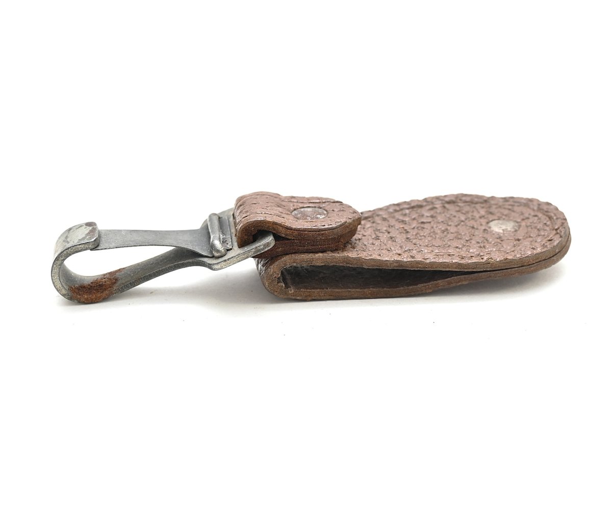 Ersatz Leather Daggen/Sword Hanger (Assmann) — image 3