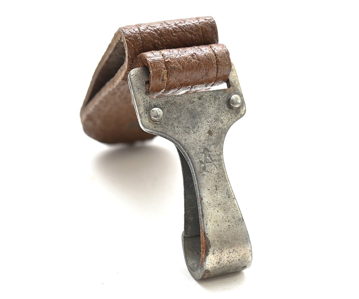 Ersatz Leather Daggen/Sword Hanger (Assmann) — image 4