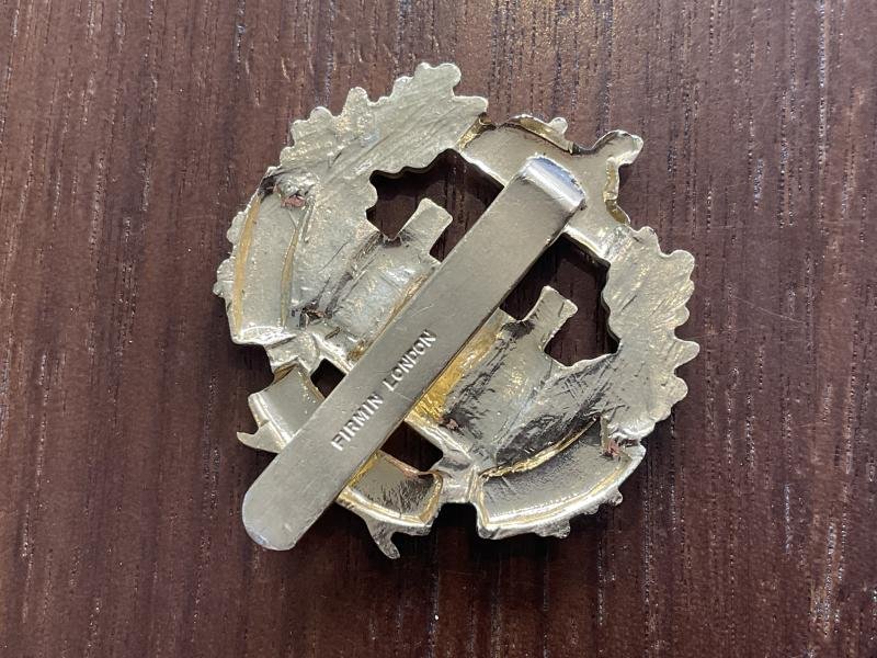 Anodised Essex Regiment cap badge by Firmin. — image 2