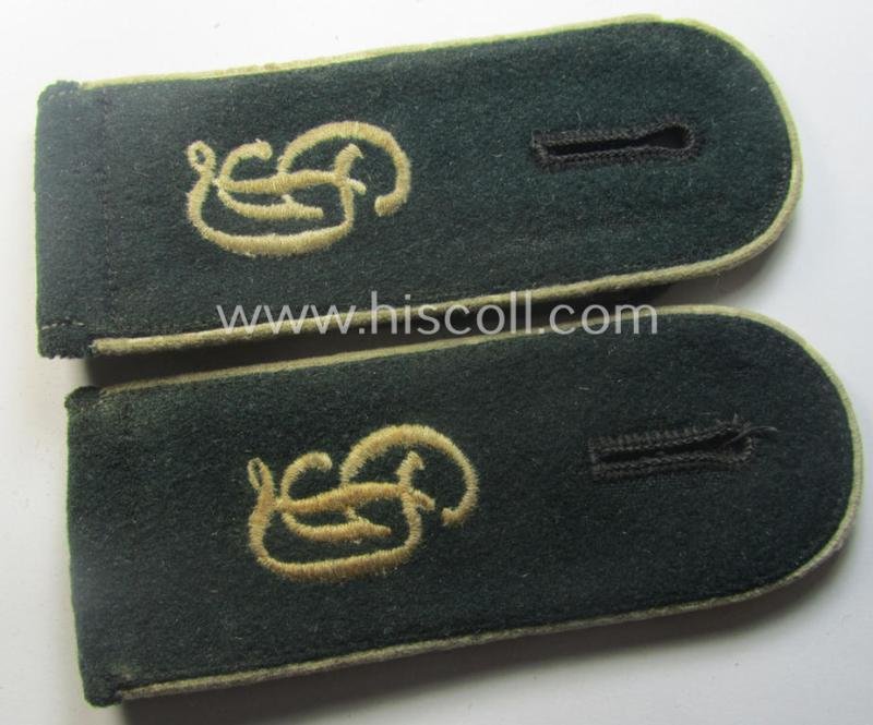 Moderately used- and/or worn - and fully matching and rarely encountered! - pair of WH (Heeres), early-war-period (ie. 'M36 o. M40'-pattern styled-) EM-type shoulderstraps as intended for a: 'Soldat eines Inf.-Rgts. der 'Grossdeutschland'-Div.'