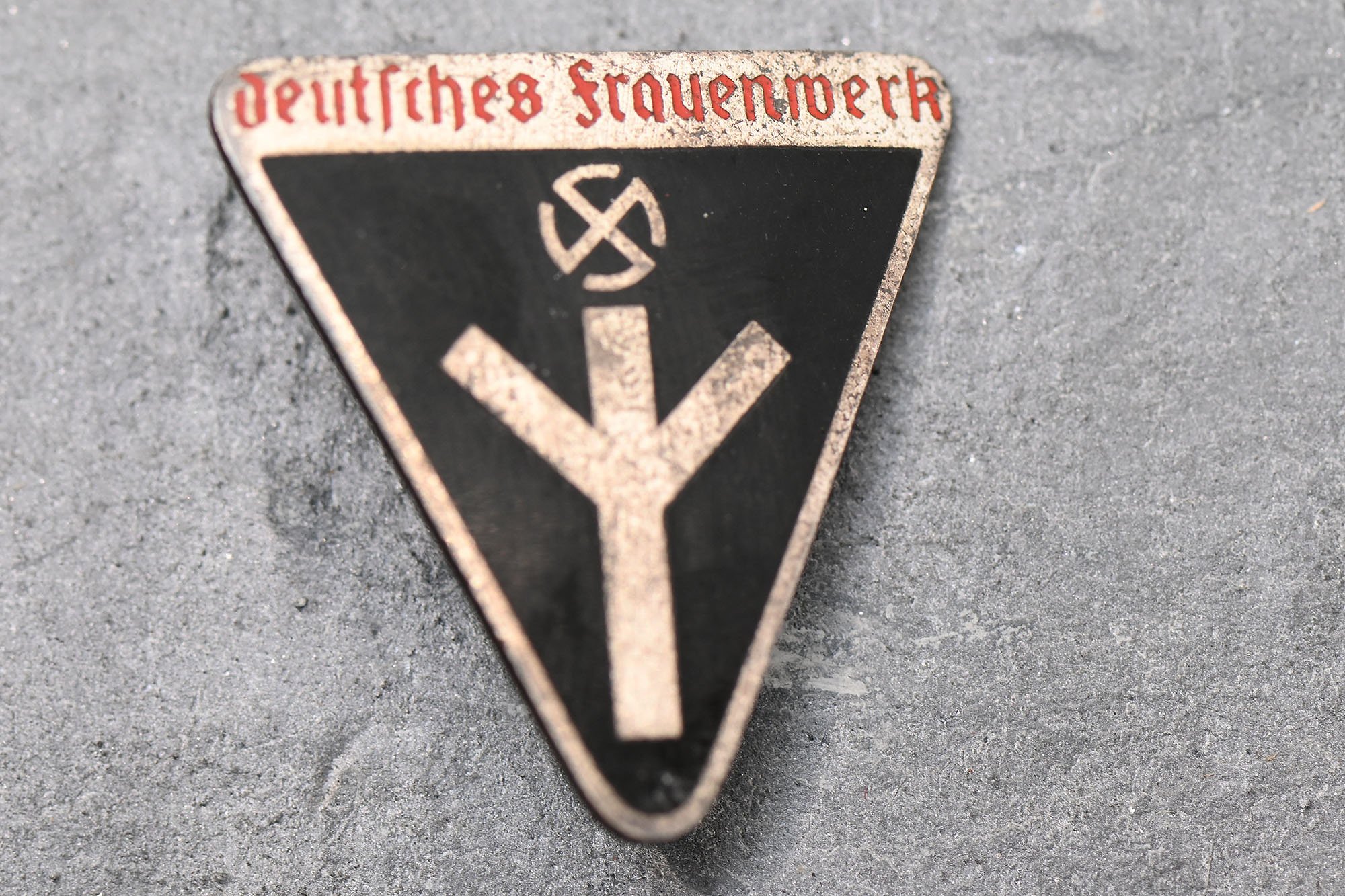 Deutsches Frauenwerk member badge