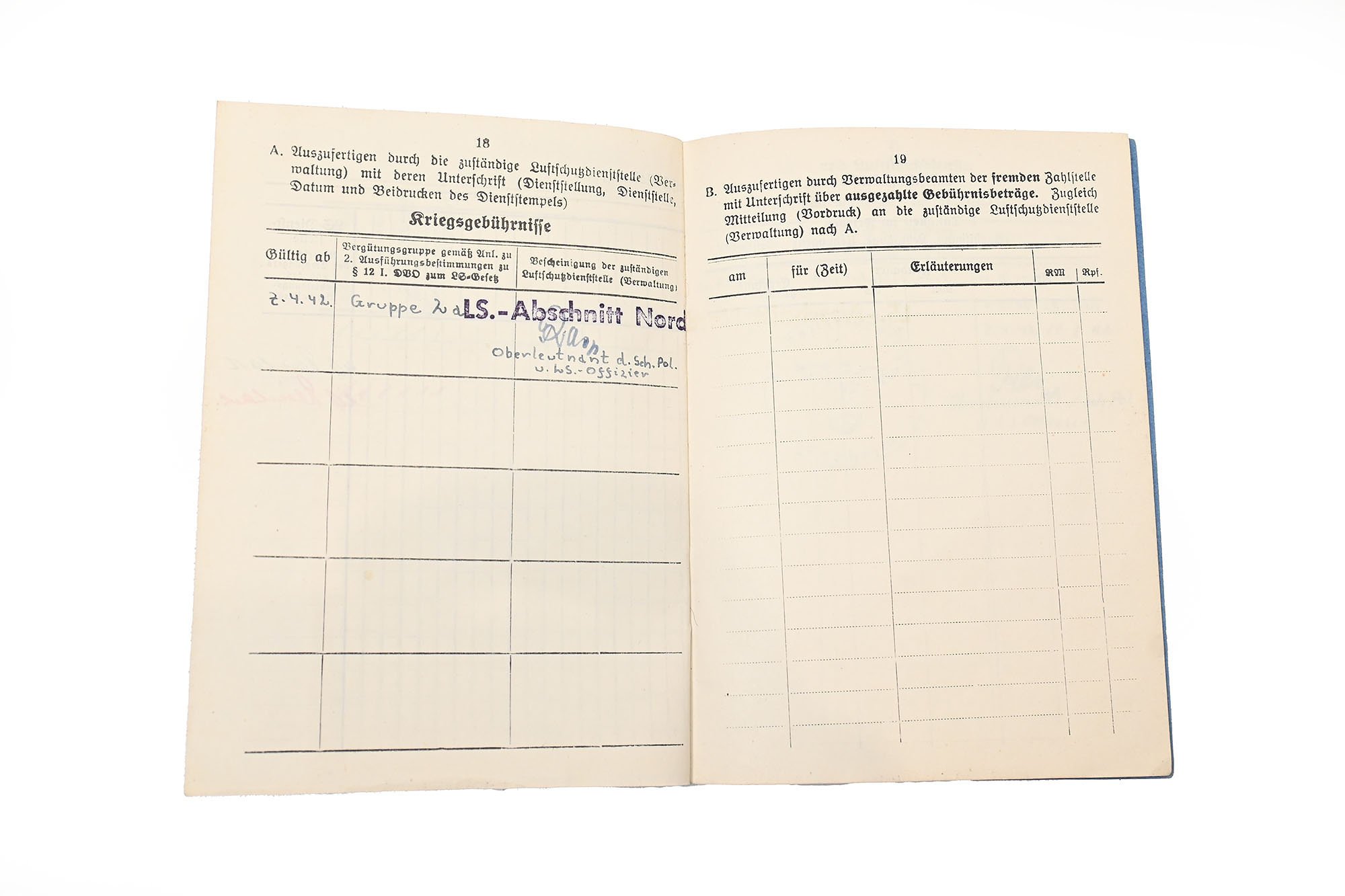 Luftschutz-Dienstbuch with extra paper