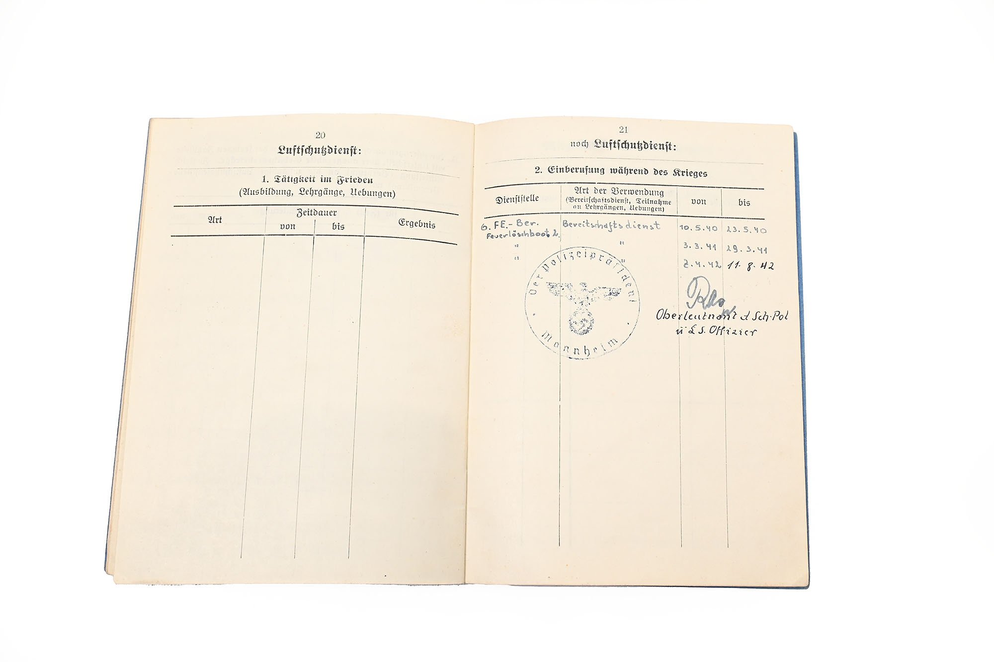 Luftschutz-Dienstbuch with extra paper