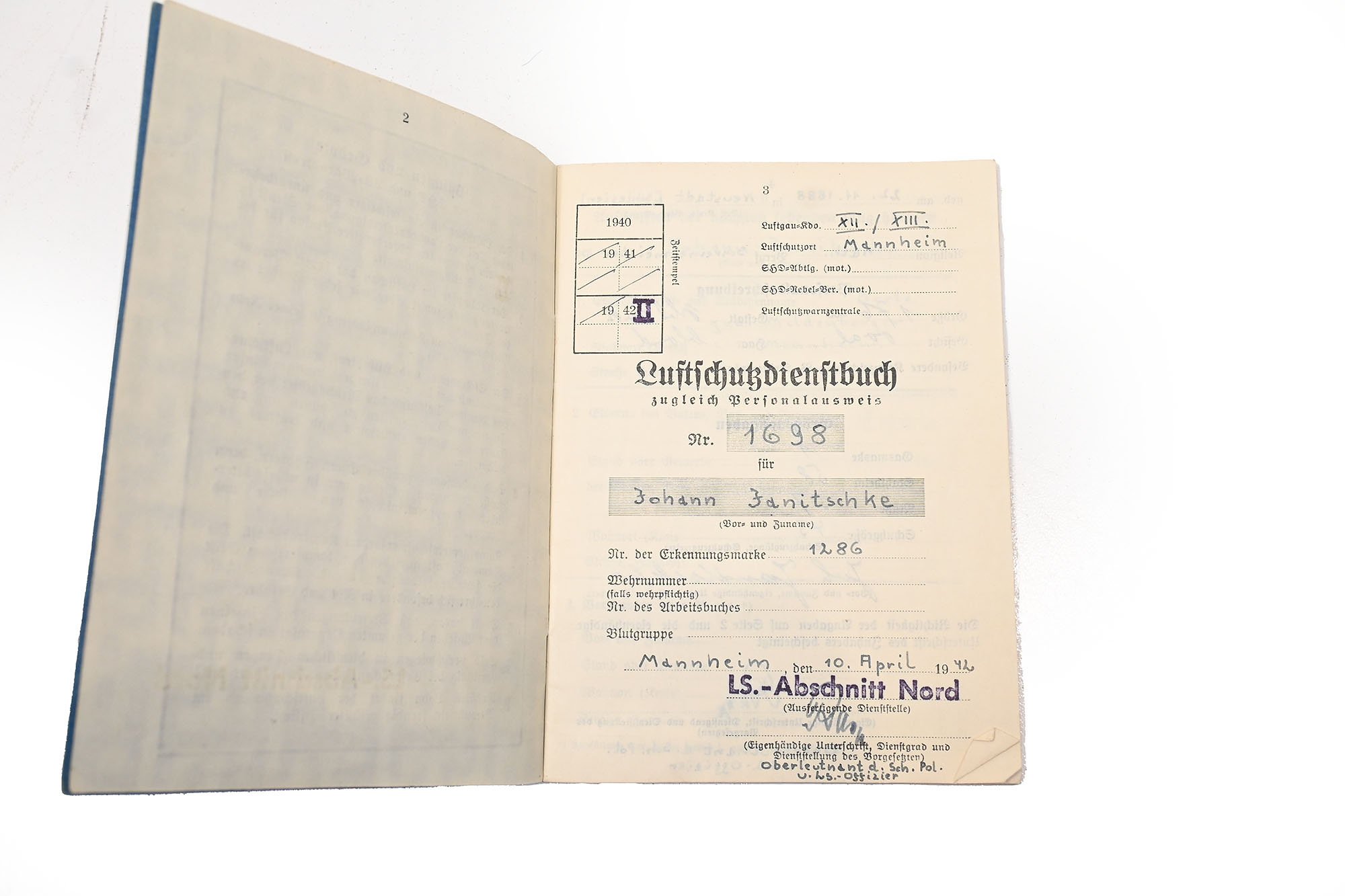 Luftschutz-Dienstbuch with extra paper