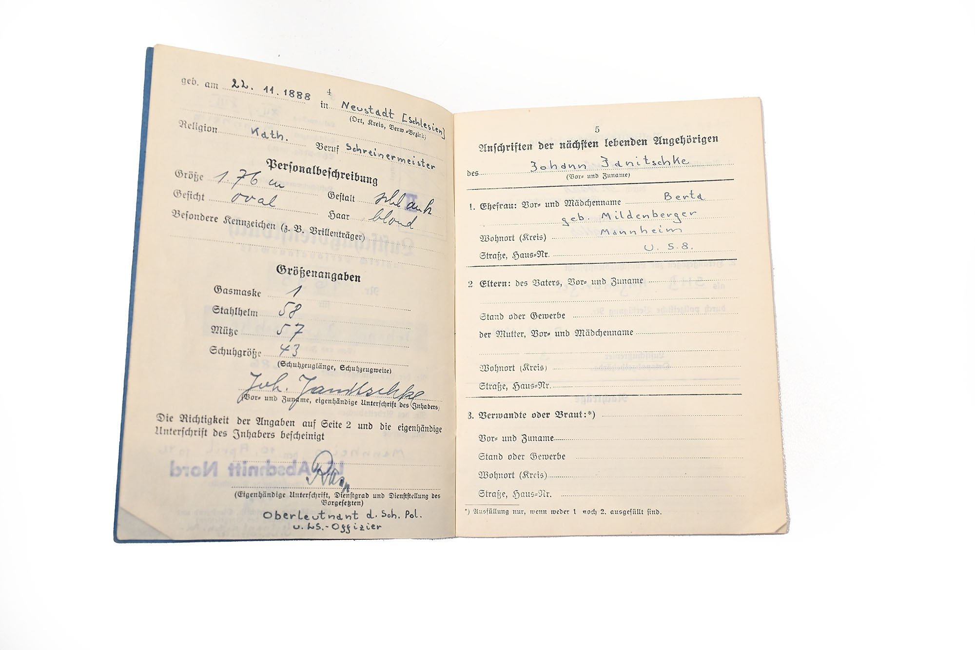 Luftschutz-Dienstbuch with extra paper
