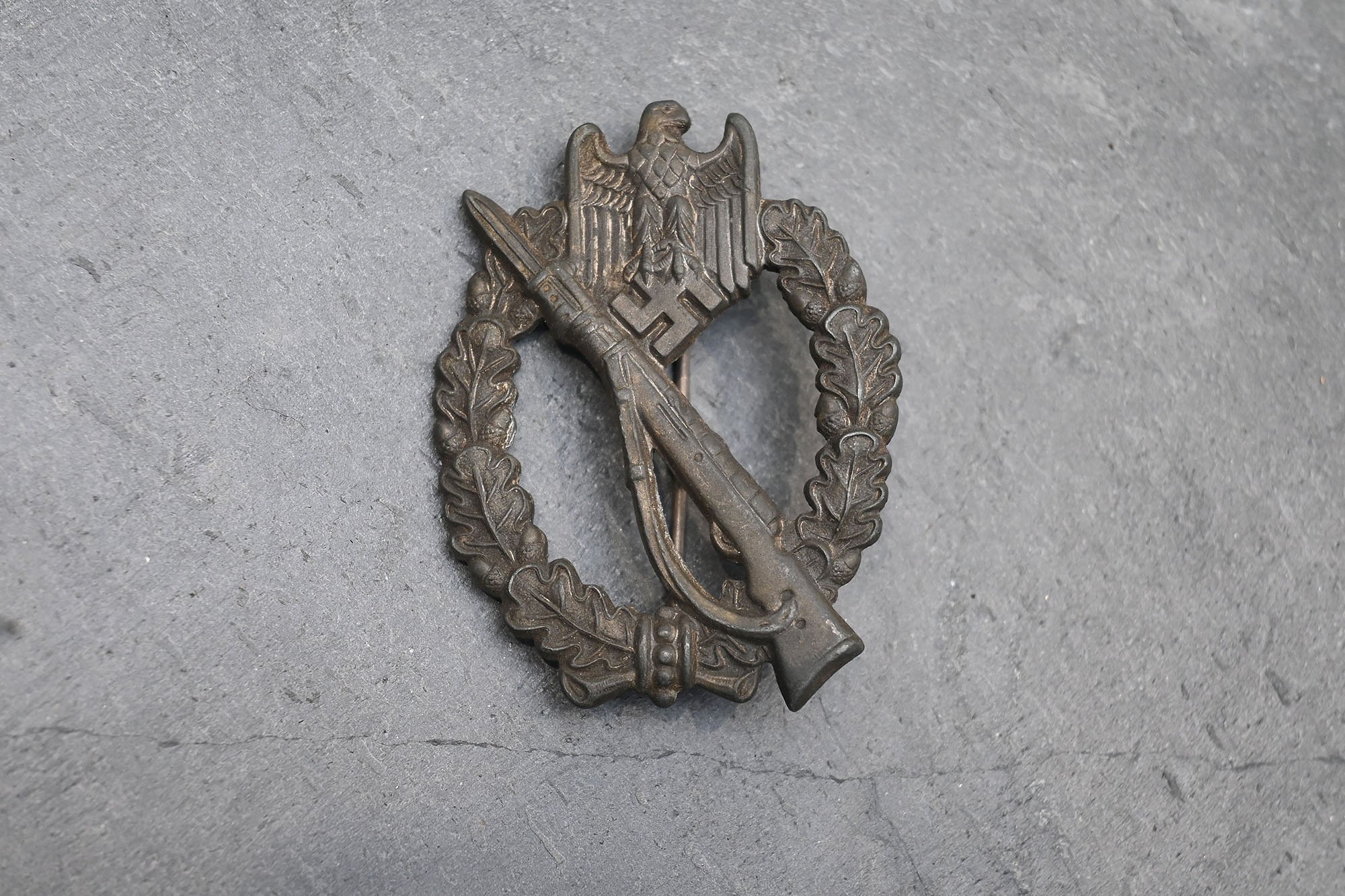 Infanterie Sturmabzeichen in Silver mit Hersteller 'R.S.' ( Rudolf Souval )