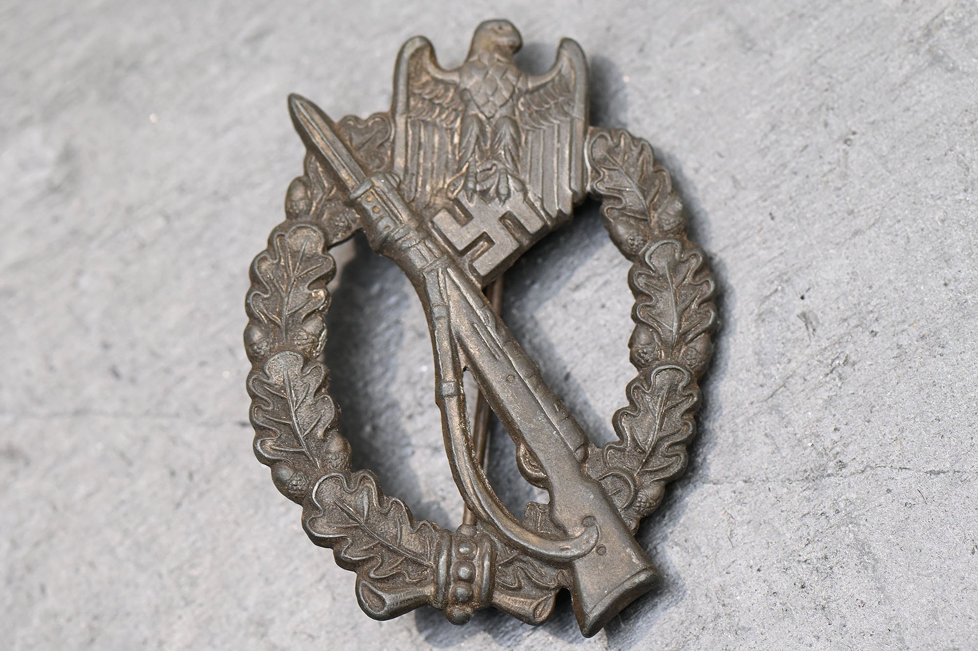 Infanterie Sturmabzeichen in Silver mit Hersteller 'R.S.' ( Rudolf Souval )