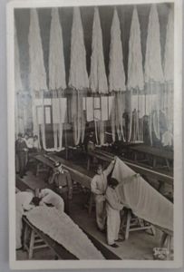 Postcard - 'Fallschirmjäger beim packen ihrer Schirme'