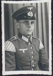 WH (Heeres) postcard-picture - musician with 'Schwalbenester'