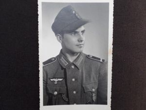 WH (Heer) postcard picture - M43 cap.
