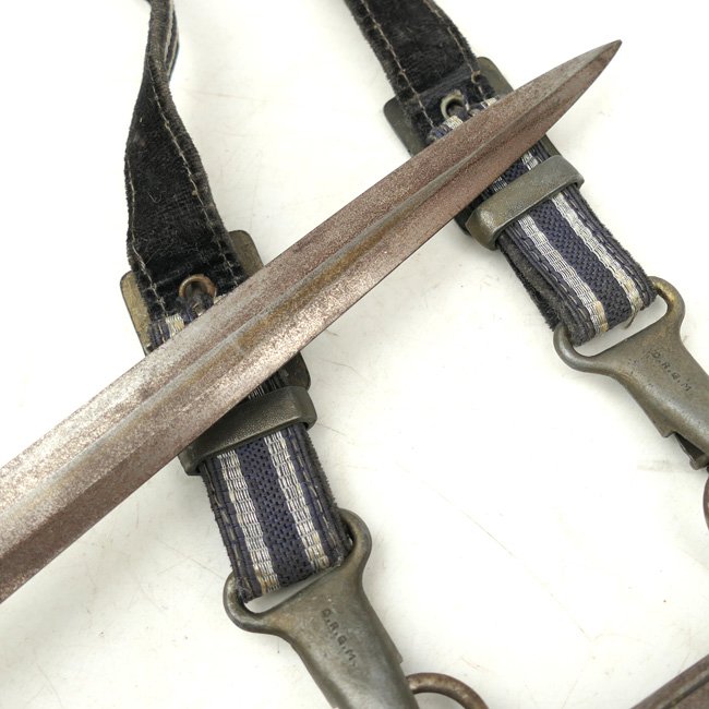 Luftwaffe Officer's Dagger with Hangers and Portepee — image 9