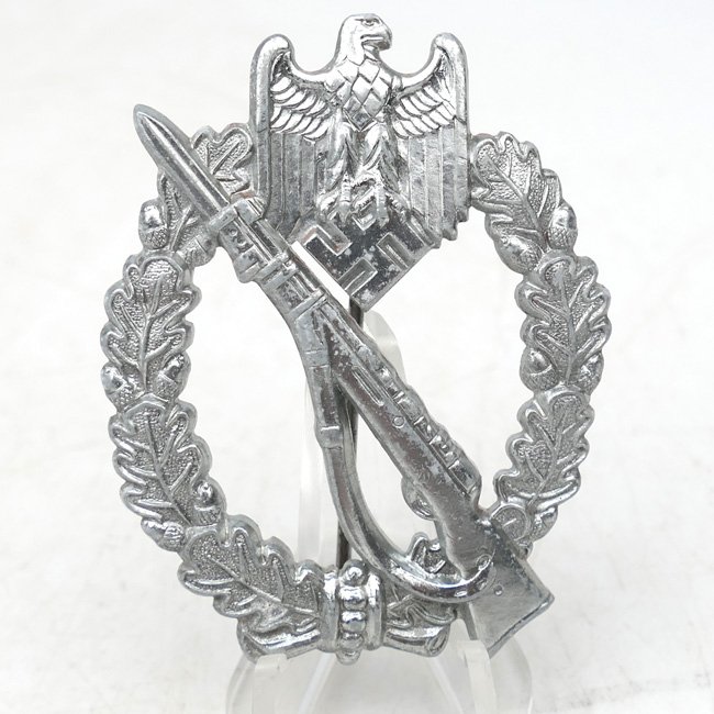 Infantry Assault Badge in Silver 'Pillow Crimp' — image 2