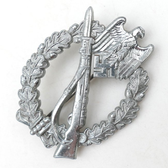 Infantry Assault Badge in Silver 'Pillow Crimp' — image 3